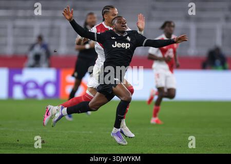 Monaco, Monaco. Januar 2026. Pierre Kalulu von Juventus wird von Jan Thilo Kehrer vom AS Monaco gegen Juventus UEFA Champions League Spiel in Stade Louis II, Monaco umgebracht. Der Bildnachweis sollte lauten: Jonathan Moscrop/Sportimage Credit: Sportimage Ltd/Alamy Live News Stockfoto