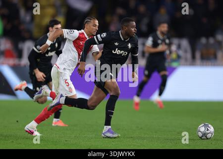 Monaco, Monaco. Januar 2026. Pierre Kalulu von Juventus wird von Jan Thilo Kehrer vom AS Monaco beim Spiel AS Monaco gegen Juventus in Stade Louis II, Monaco, verfolgt. Der Bildnachweis sollte lauten: Jonathan Moscrop/Sportimage Credit: Sportimage Ltd/Alamy Live News Stockfoto