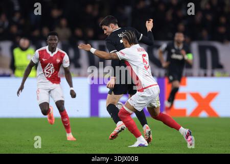 Monaco, Monaco. Januar 2026. Vasilije Adzic von Juventus beschützt den Ball vor Jan Thilo Kehrer von AS Monaco während des Spiels AS Monaco gegen Juventus in Stade Louis II., Monaco. Der Bildnachweis sollte lauten: Jonathan Moscrop/Sportimage Credit: Sportimage Ltd/Alamy Live News Stockfoto