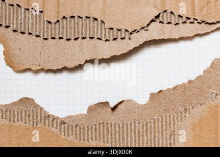 Zerknittertes altes Papppapier auf isoliertem weißem Hintergrund, alte strukturierte Blätter mit abgerissenen Kanten und Kopierraum für Text Stockfoto