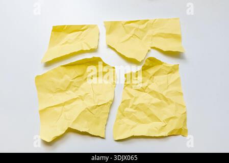Zerknittertes altes gelbes Papier auf isoliertem weißem Hintergrund, alte strukturierte Blätter mit abgerissenen Kanten und Kopierraum für Text Stockfoto