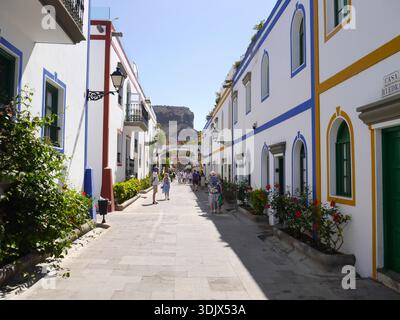 Touristen spazieren durch die engen Straßen von Puerto de Mogan, Gran Canaria, Kanarischen Inseln, Spanien Stockfoto