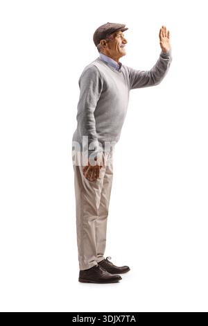 Profilaufnahme eines älteren Mannes, der mit einer Hand auf weißem Hintergrund begrüßt Stockfoto