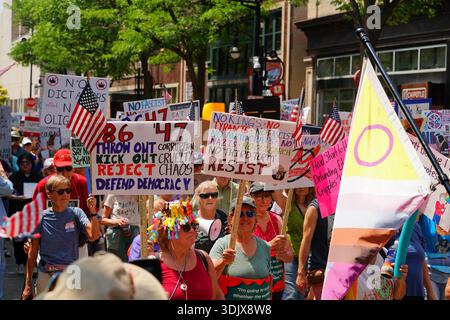 Madison, Wisconsin USA – 14. Juni 2025: Gemischte Menschen versammelten sich, um während der No Kings-Veranstaltung zu protestieren. Stockfoto