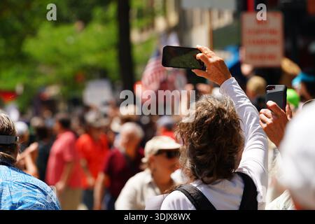 Madison, Wisconsin USA – 14. Juni 2025: Gemischte Menschen versammelten sich, um während der No Kings-Veranstaltung zu protestieren. Stockfoto