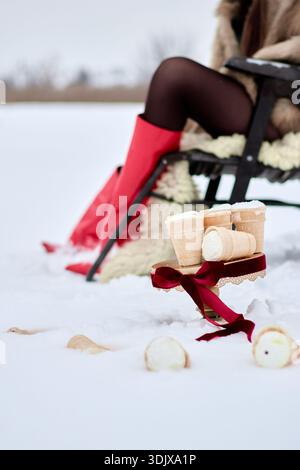Dieses fesselnde Stockbild präsentiert eine surreale und skurrile Winterszene. Im Vordergrund ist eine Auswahl von Eiskegeln auf einem Ornat angeordnet Stockfoto