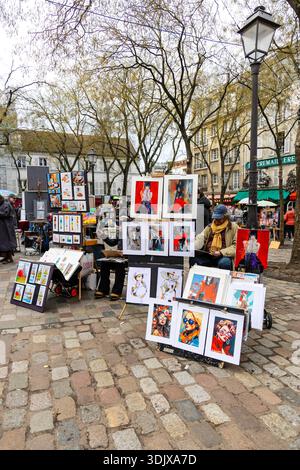 Künstler, die am Place du Tertre, Montmartre, Paris, Frankreich, potraits malen und Kunstwerke zeigen Stockfoto