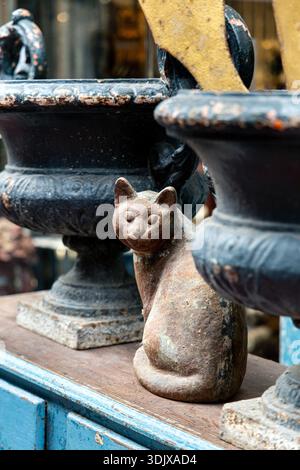 Vasen und Katzenskulpturen im Marché Dauphine im Herzen des Flohmarktes Saint Ouen, Paris, Frankreich Stockfoto