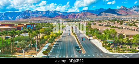 Las Vegas Nachbarschaft von Palm gesäumte Straßen und Red Rock Mountains Panorama Stockfoto