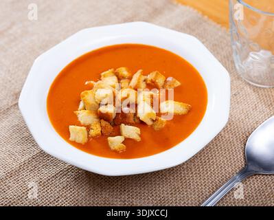 Leichte gesunde Karottensuppe mit Croutons auf dem Teller serviert Stockfoto