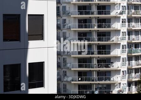 Apartment Balkone in einem modernen Wohngebäude in Auckland, Neuseeland, zeigen urbanes Wohnen, Wohndichte und zeitgenössische Architektur. Stockfoto