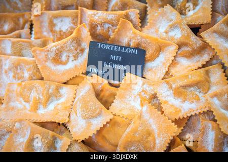 Frische handgemachte Ravioli mit Kürbis an einem handwerklichen Nudelstand in der Altstadt oder am Aldstädter Bauernmarkt in Bern, Schweiz Stockfoto