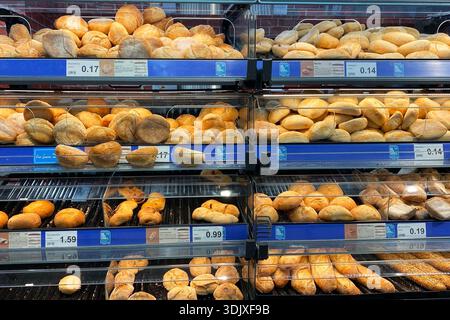 Auswahl an frisch gebackenem Brot und Brötchen in einem Supermarkt Stockfoto