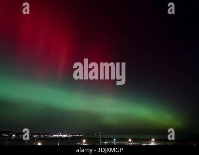 Spektakuläre Polarlichter Januar 2026 Kiel sehr stark Polarlichter bis in den Zenit am 19.01.2026 über Kiel. Blickrichtung Nordost bis Ost über die Kieler Förde Kiel Kieler Förde - Olympiazentrum S Schleswig-Holstein Deutschland *** spektakuläre Auroras Januar 2026 Kiel sehr starke Auroras bis zum Zenit am 19 01 2026 über Kiel Aussichtsrichtung Nordosten nach Osten über den Kieler Fjord Kiel Kieler Fjord Olympiazentrum S Schleswig Holstein Deutschland Stockfoto