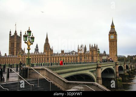 Panoramablick auf die Houses of Parliament und Big Ben von der Westminster Bridge über die Themse in London, Großbritannien. Stockfoto