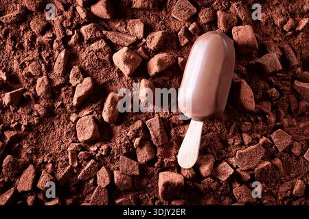 Milchiges Vanilleeis aus Schokolade und Sahne. Vanilleeis mit Schokolade. Stockfoto