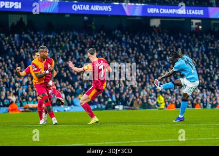 MANCHESTER, ENGLAND - 28. Januar: Jérémy Doku aus Manchester City mit einem Torschuss aus der Nähe des Spielfeldes der UEFA Champions League zwischen Manchester City und Galatasaray am 27. Januar im Etihad Stadium in Manchester, Großbritannien. (Foto: James Giblin) Stockfoto