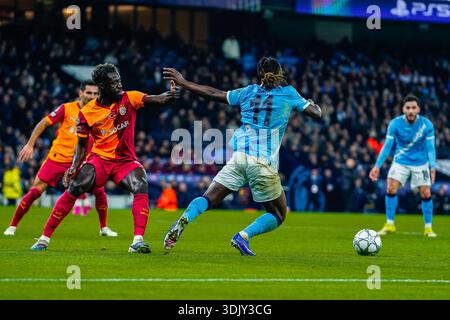 MANCHESTER, ENGLAND – 28. Januar: Jérémy Doku aus Manchester City entzieht sich dem Verteidiger der Galatasaray während des Achtrundenspiels der UEFA Champions League zwischen Manchester City und Galatasaray im Etihad Stadium in Manchester, Großbritannien. (Foto: James Giblin) Stockfoto