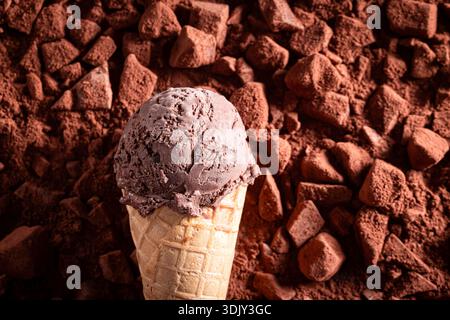 Leckeres Schokoladeneis aus dunklen Schokoladenstückchen. Schokoladeneiskegel. Stockfoto