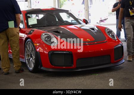 Exklusiver Porsche 911 GT3 RS Tribut an die Carrera RS Edition in weiß und Pythongrün Stockfoto