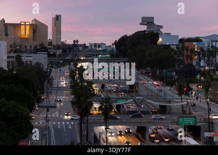 Los Angeles, Kalifornien, USA - 25. Januar 2026: Lange Zeit der abendlichen Rush Hour im Herzen der Innenstadt von Los Angeles. Stockfoto