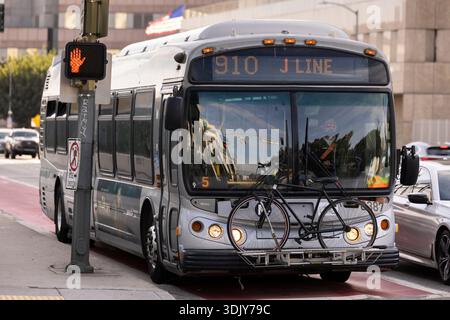 Los Angeles, Kalifornien, USA - 25. Januar 2026: Ein Bus der J-Linie hält ein Fahrrad auf seinem vorderen Gepäckträger, während er nach Norden zur U-Bahn-Station 7th Street fährt. Stockfoto