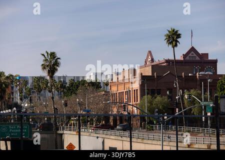 Los Angeles, Kalifornien, USA - 25. Januar 2026: Nachmittagslicht auf historische Gebäude des 19. Zentrums im Pueblo de Los Ángeles. Stockfoto