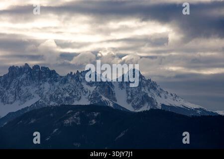 Sonnenaufgang über den Dolomiten in Südtirol aus Sicht der Stadt Klobenstein oder Collolbo in der Gemeinde Ritten - Italien Stockfoto