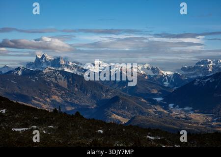 Die Dolomiten mit dem Schlern, dem Rosengarten, dem Langkofel Plattkofel vom Skigebiet Ritton Horn aus gesehen Stockfoto