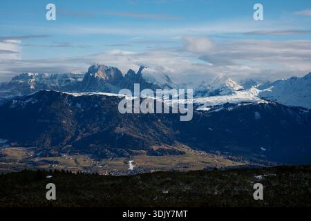 Die Dolomiten in Südtirol vom Skigebiet Ritton Horn bei Klobenstein oder Collolbo - Italien aus gesehen Stockfoto