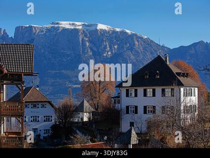Österreichische Architektur in Klobenstein oder Collalbo in den Dolomiten, wenn Südtirol - Italien Stockfoto