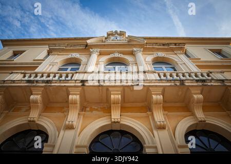 Flacher Blick auf das Rathaus von Hyeres (Hotel de Ville bedeutet Rathaus in Frencg) in Hyeres, Provence, Frankreich, mit neoklassizistischen Säulen, Stockfoto