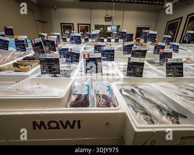 BELGRAD, SERBIEN - 27. DEZEMBER 2025: Frische Meeresfrüchte und Fisch werden in einem Belgrader Supermarkt mit Preistafeln und Etiketten im Lebensmittelgeschäft ausgestellt Stockfoto