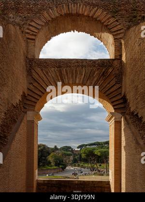 Blick aus einem Fenster im Kolosseum, auch bekannt als Flavisches Amphitheater, erbaut von Sklaven ab 70 n. Chr. unter Kaiser Vespasian - Rom I. Stockfoto