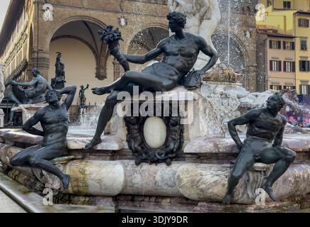 Menschliche Figuren aus schwarzem Stein zieren den Neptunbrunnen (Fontana del Nettuno) auf der Piazza della Signoria in Florenz, Italien. Stockfoto