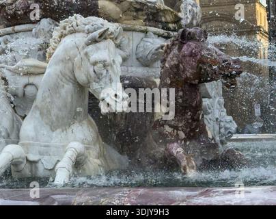 Detaillierte Ansicht der Seepferdstatuen, die Teil des Neptunbrunnens auf der Piazza della Signoria in Florenz, Italien sind Stockfoto