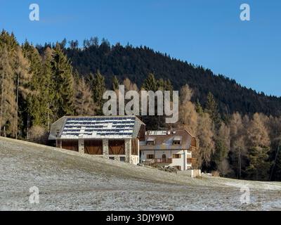 Ein Bauernhof im Winter in den Dolomiten - Südtirol, Italien Stockfoto
