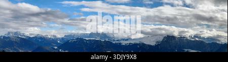 Blick auf die Dolomiten, einschließlich der Schlern- und Rosengarten-Gruppen, vom Rittner Horn (Rittner Horn) Mo Stockfoto