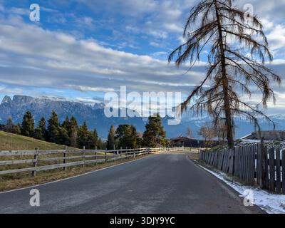 Über Klobenstein (Collabo) Italien schlängelt sich eine Straße durch die Südtiroler Dolomiten Stockfoto