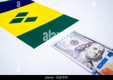 Saint Vincent Grenadinen Flagge und US Dollar Stockfoto