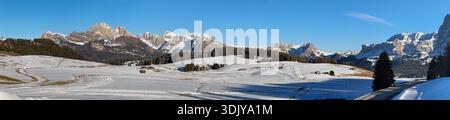Panorama-Winterblick auf die Berggruppen Langkofel und Plattkofel auf der Seiser Alm im Hochplateau Stockfoto