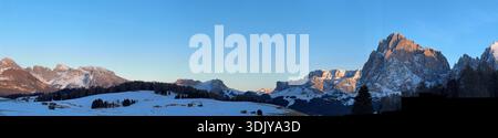 Panorama-Winterblick auf die Berggruppen Langkofel und Plattkofel auf der Seiser Alm im Hochplateau Stockfoto