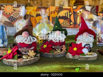 Handgemachte Elfen auf einem Weihnachtsmarkt in der Tiroler Stadt Klobenstein (Collalbo), Domomitengebirge - Südtirol, Italien Stockfoto