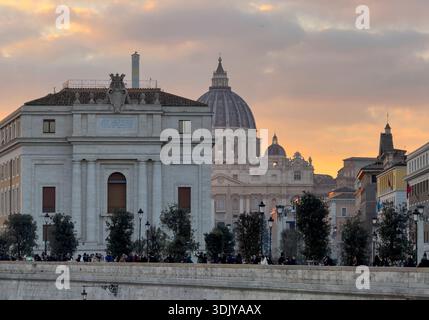 Der Palazzo Pio oder Palazzo dei Penitenzieri vor dem Petersdom der Vatikanstadt, sichtbar im Hintergrund - Rom, Italien Stockfoto