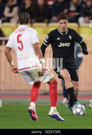 Monaco, Monaco. Januar 2026. Kenan Yildiz von Juventus tritt gegen Jan Thilo Kehrer von der AS Monaco beim Spiel der AS Monaco gegen Juventus UEFA Champions League in Stade Louis II. In Monaco auf. Der Bildnachweis sollte lauten: Jonathan Moscrop/Sportimage Credit: Sportimage Ltd/Alamy Live News Stockfoto