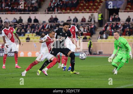 Monaco, Monaco. Januar 2026. Lloyd Kelly von Juventus kämpft um den Ball mit Jan Thilo Kehrer von AS Monaco während des Spiels AS Monaco gegen Juventus UEFA Champions League in Stade Louis II. In Monaco. Der Bildnachweis sollte lauten: Jonathan Moscrop/Sportimage Credit: Sportimage Ltd/Alamy Live News Stockfoto