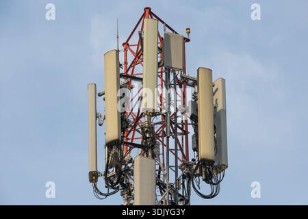 Nahaufnahme eines Sendeturms mit vielen installierten Antennen Stockfoto