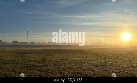 Schöne Sonne über dem Baseballdiamanten Stockfoto