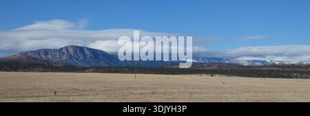 Wolken über die Berge Stockfoto