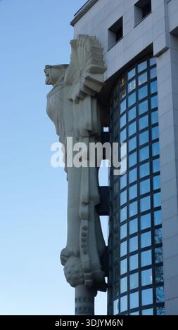 Die Technische Universität Wien (TU Wien) hat eine Statue einer großen Eule als Symbol auf der Fassade des Bibliotheksgebäudes Stockfoto